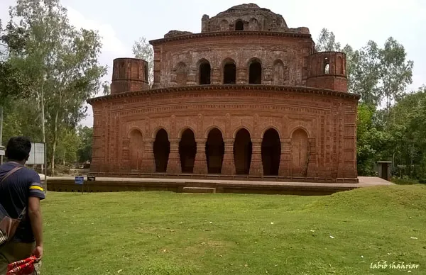 কালের সাক্ষী বাংলাদেশের সবচেয়ে বড় ‘নবরত্ন মন্দির’