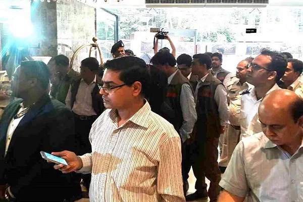 বনানীর রেইনট্রি হোটেলে মদসহ শুল্ক ফাঁকি দেয়া পণ্য জব্দ