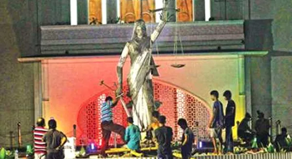 ভাস্কর্যটি পুনঃস্থাপনের প্রতিবাদে বায়তুল মোকাররমে বিক্ষোভ