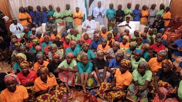 নাইজেরিয়ার প্রেসিডেন্টের সঙ্গে দেখা করলো মুক্তিপ্রাপ্ত ৮২ স্কুল ছাত্রী