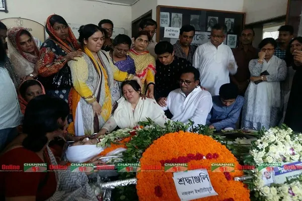 শ্রদ্ধা-ভালোবাসায় সুধীন দাশের শেষকৃত্য সম্পন্ন