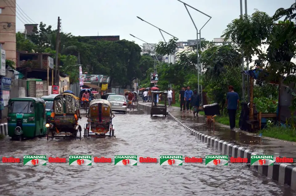 টানা বৃষ্টিতে জনজীবনে দূর্ভোগ