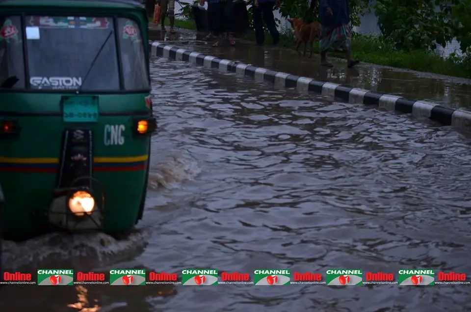 টানা বৃষ্টিতে জনজীবনের দুর্ভোগ বুধবারের পরে কমবে
