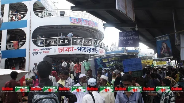 ঈদে বাড়ির ফেরার তাগিদে বাস, ট্রেনের মতো লঞ্চঘাটেও এখন যাত্রীদের উপচে পড়া ভিড়। রাজধানীর সদরঘাট লঞ্চ টার্মিনালে এখন গ্রামমুখী মানুষের ঢল।সদরঘাটের লঞ্চ টার্মিনাল ঘুরে দেখা গেছে, বিভিন্ন রুটের লঞ্চগুলো সারিবদ্ধভাবে দাড়িয়ে আছে। যাত্রী নিয়ে নির্ধারিত সময় সদরঘাট লঞ্চ টার্মিনাল ছেড়ে যাচ্ছে লঞ্চগুলো।ঈদে সড়ক পথের পাশাপাশি নদী পথে গ্রামের বাড়ি যেতে গতকাল সদরঘাট লঞ্চ টার্মিনালে ঘরমুখো মানুষের উপচে পড়া ভিড় দেখা যায়।