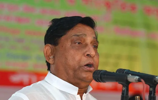 পাহাড়ে ক্ষতিগ্রস্তদের আশ্রয়কেন্দ্রে নিয়ে যাওয়ার আপ্রাণ চেষ্টা