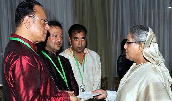 ওয়াহিদ সাদিকের হাতে ২০ লাখ টাকার চেক তুলে দেন প্রধানমন্ত্রী শেখ হাসিনা