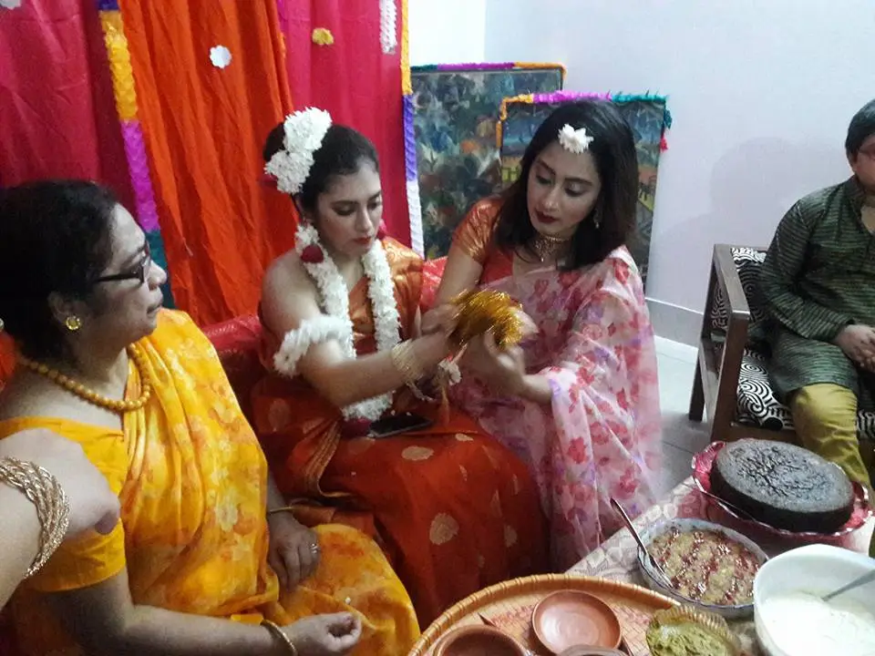 সভ্যতার হাতে রাখি পড়িয়ে দিচ্ছেন বোন ছোট পর্দার তারকা স্বাগতা