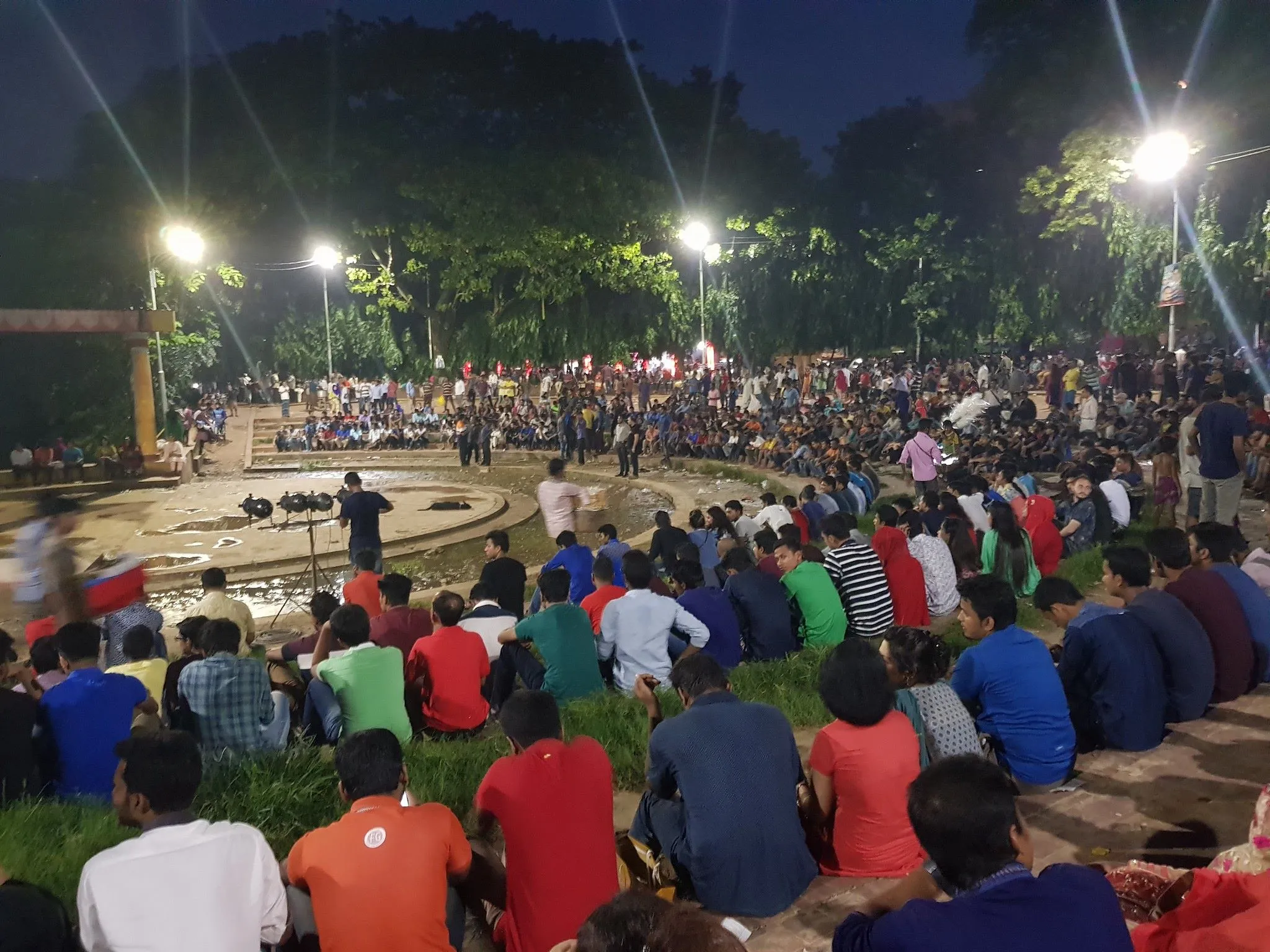 রবীন্দ্রসরোবরে অনন্ত জলিলের কথা শোনার জন্য এসেছেন অনেকে