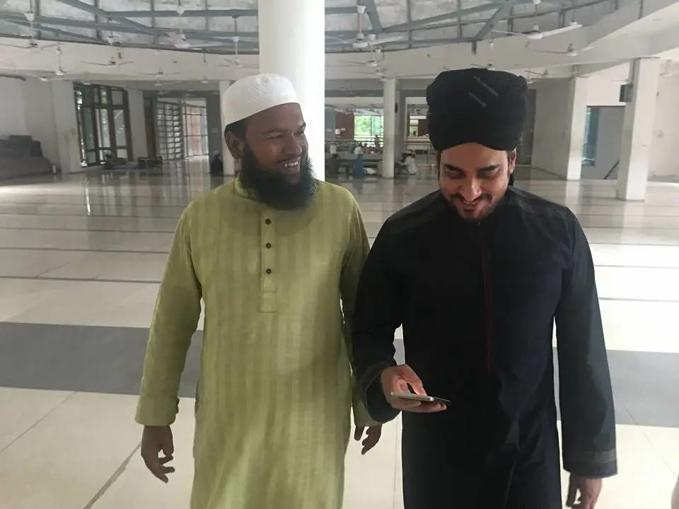 মসজিদের অভ্যন্তরে মাওলানা সানাউল্লাহ ও অনন্ত জলিল