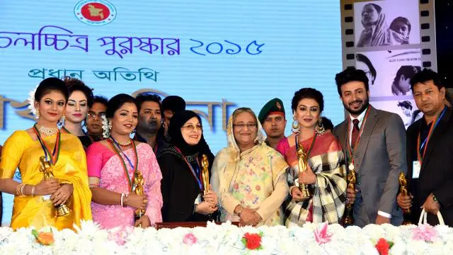 প্রধানমন্ত্রী শেখ হাসিনার সঙ্গে জাতীয় চলচ্চিত্র পুরস্কার পাওয়া শিল্পী ও কলাকুশলীরা