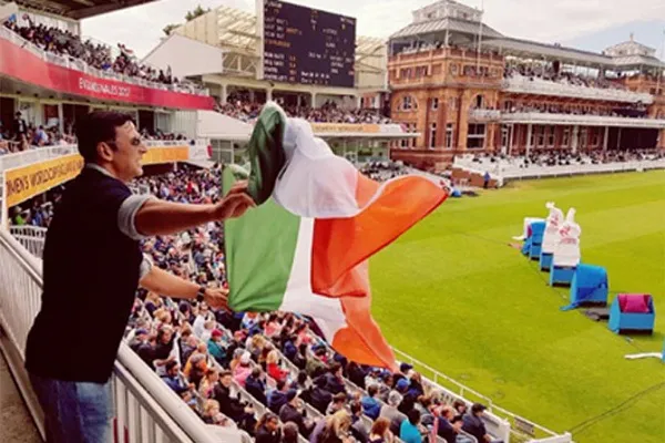 ট্রেন ধরতে খালি পায়ে দৌড়ালেন অক্ষয়