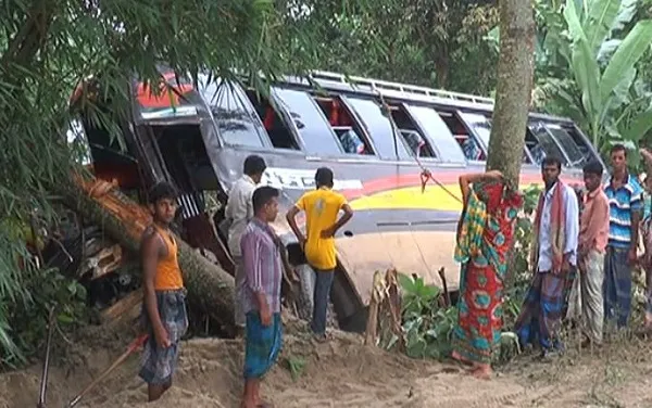 বাস খাদে