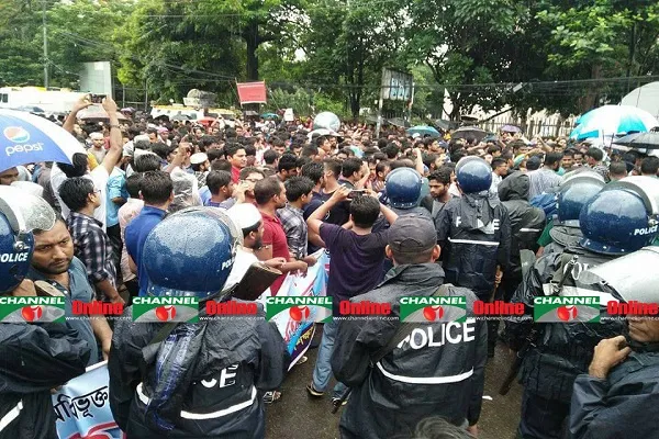 শাহবাগে আন্দোলনরত শিক্ষার্থীদের সঙ্গে পুলিশের সংঘর্ষ