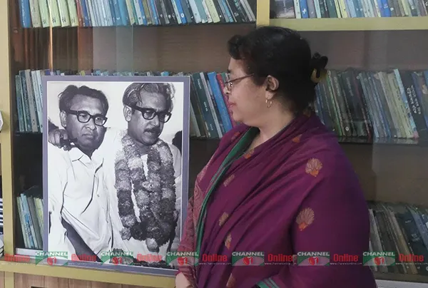 বঙ্গবন্ধু ও তাজউদ্দীন আহমেদের ছবির সামনে তাজউদ্দীন কন্যা সিমিন হোসেন রিমি