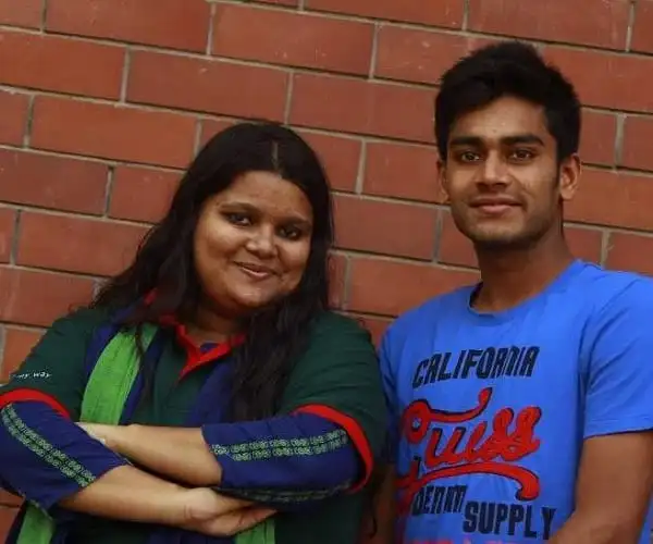 একজন তরুণ নারী ও পুরুষ বন্ধুত্বপূর্ণভাবে দাঁড়িয়ে আছেন. Channel i News - চ্যানেল আই নিউজ