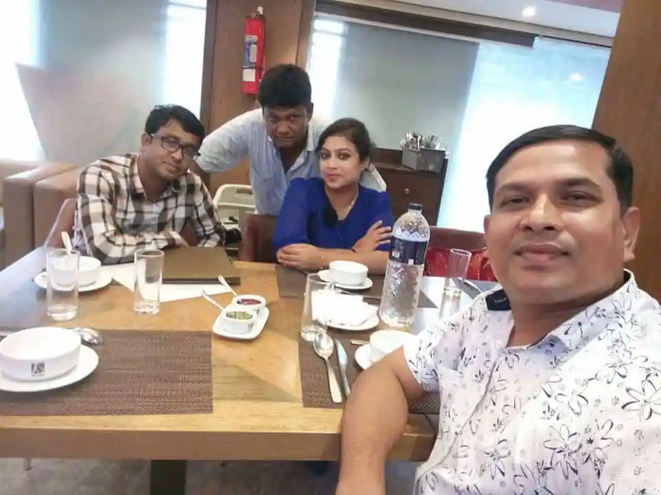 পরিচালক মোস্তাফিজুর রহমান মানিক আর চলচ্চিত্রের সঙ্গে সংশ্লিষ্টদের সঙ্গে শাবনূর