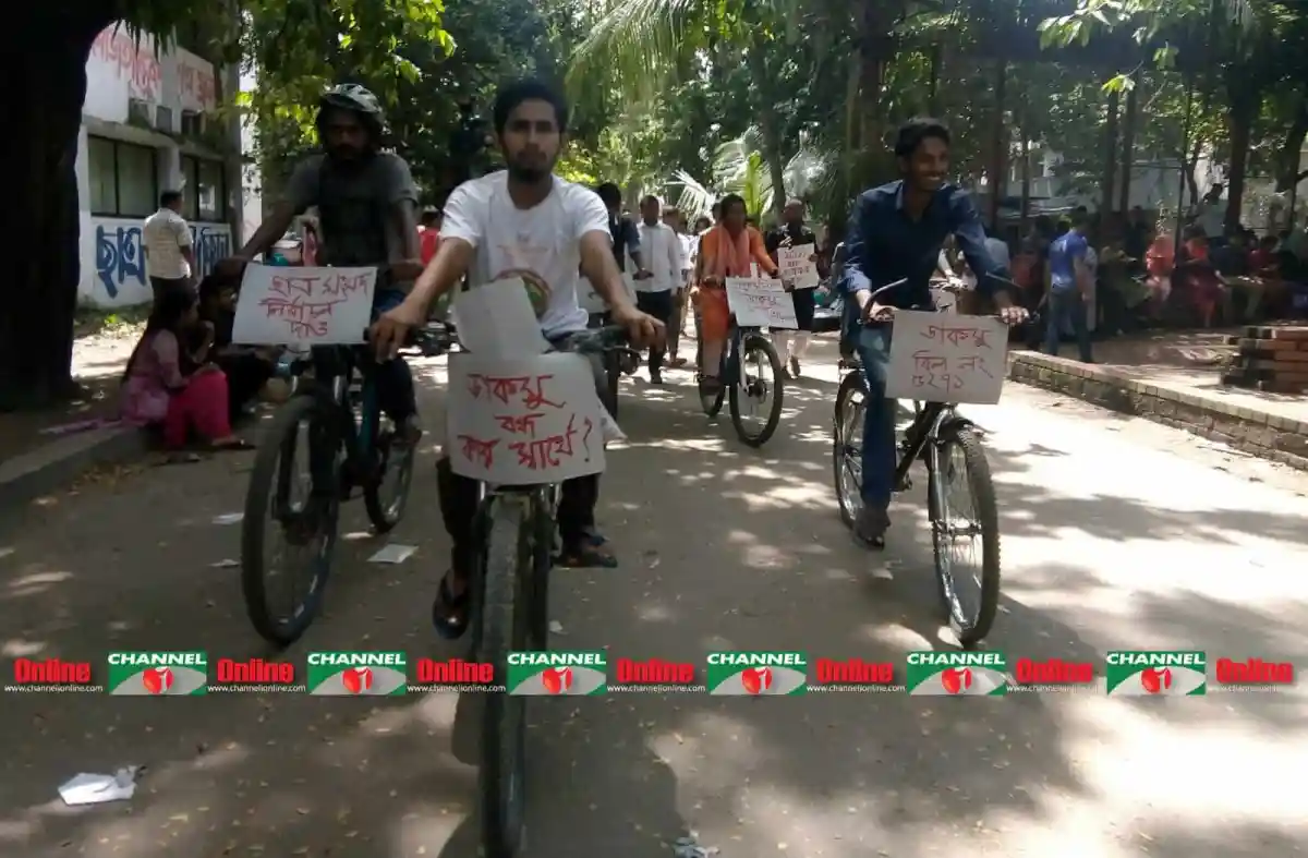 ডাকসু নির্বাচন: শিক্ষার্থীদের আলোচনায় ছাত্রলীগের এ কেমন আচরণ?