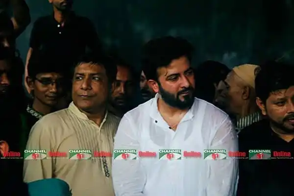 শহীদ মিনারে নায়করাজের প্রতি বিশিষ্টজনদের শ্রদ্ধা. Channel i News - চ্যানেল আই নিউজ