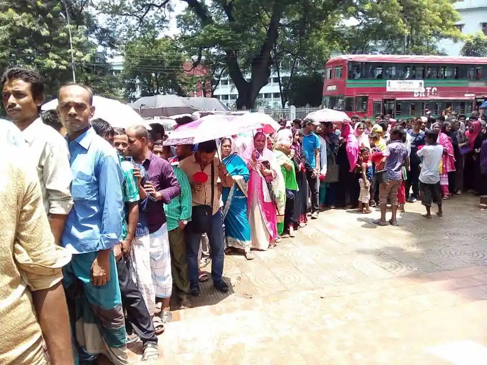 কেন্দ্রীয় শহীদ মিনারে সর্বস্তরের মানুষের দীর্ঘ লাইন