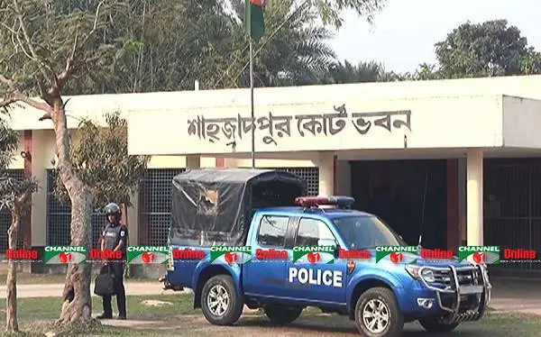 চাঁটগাঁওপুর কোর্ট ভবনের সামনে পুলিশ ও নিরাপত্তা কর্মীরা. Channel i News - চ্যানেল আই নিউজ