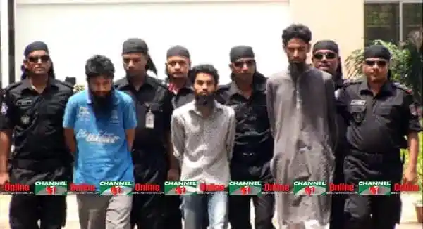 দুই ব্যক্তি গ্রুপের সঙ্গে দাঁড়িয়ে আছেন, নিরাপত্তা কর্মীরা আশেপাশে. Channel i News - চ্যানেল আই নিউজ