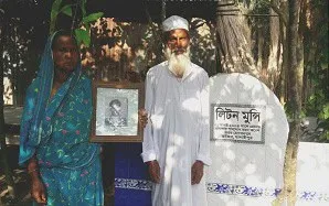 নিহত পরিবারের সদস্যরা ২১ আগস্ট গ্রেনেড হামলার স্মৃতিস্তম্ভের পাশে দাঁড়িয়ে. Channel i News - চ্যানেল আই নিউজ