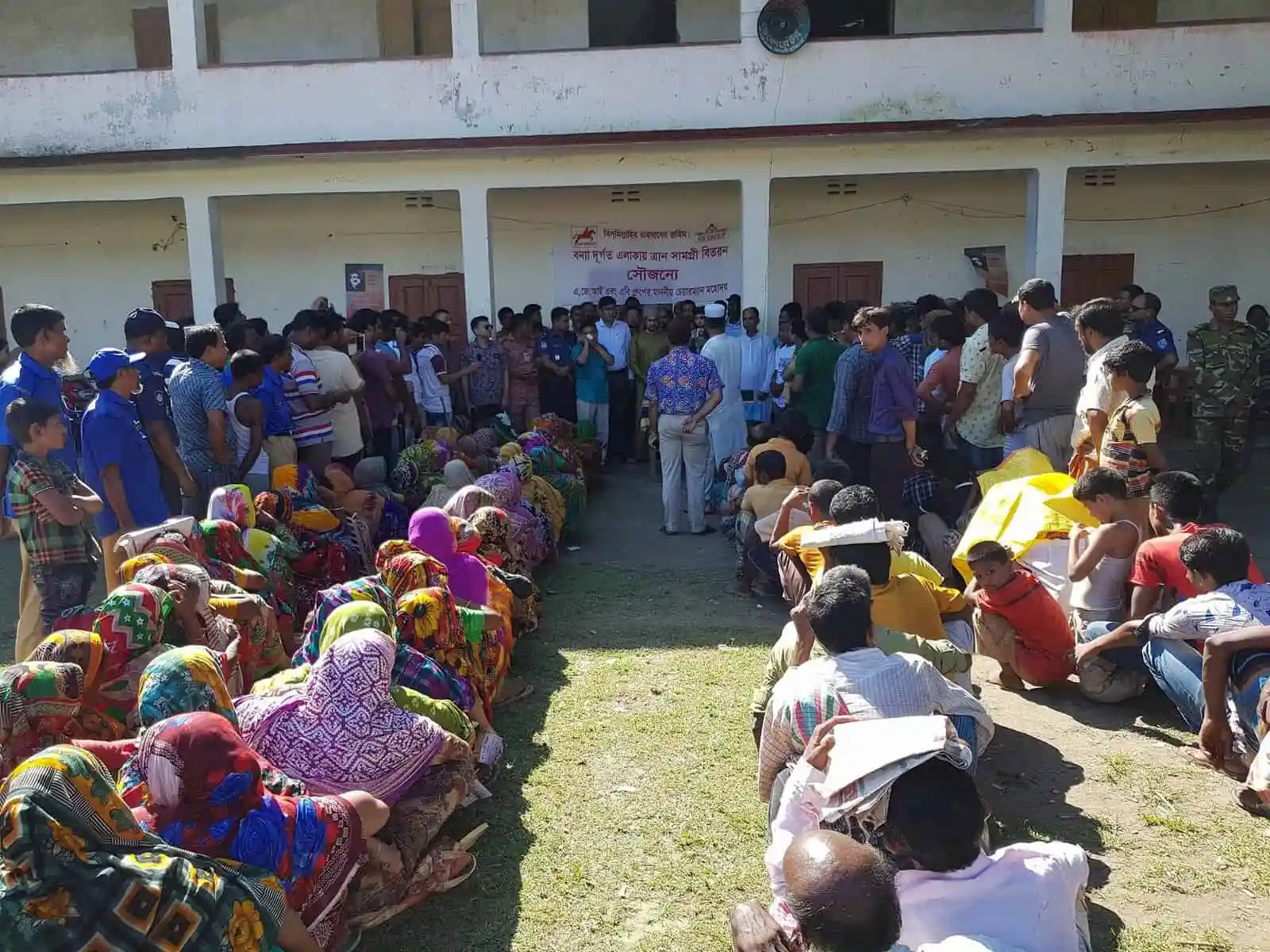 কুড়িগ্রামে ত্রাণ বিতরণে মানুষের ভিড়, অনন্ত জলিল উপস্থিত. Channel i News - চ্যানেল আই নিউজ