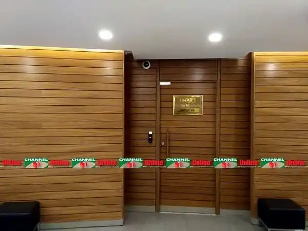 আনিসুল হকের কক্ষের দরজা ও চারপাশের কাঠের দেয়াল. Channel i News - চ্যানেল আই নিউজ