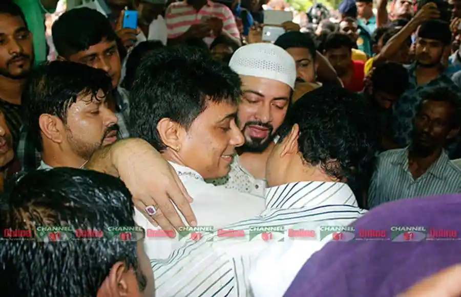 বনানী কবরস্থানে জায়েদ খানকে জড়িয়ে ধরেন শাকিব খান