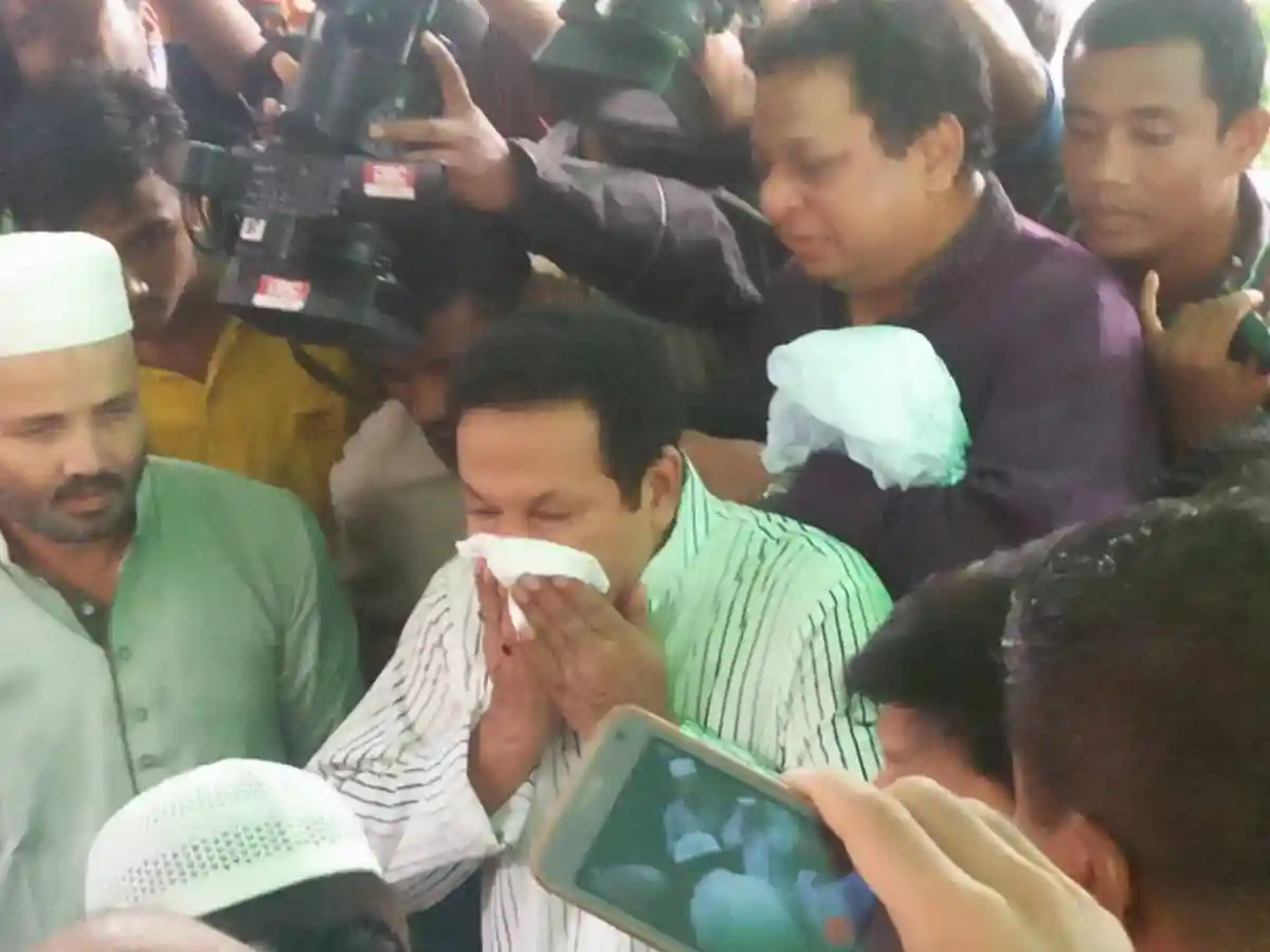 নায়করাজ রাজ্জাককে দাফন করার সময় কান্নায় ভেঙে পড়েন বাপ্পারাজ ও বাপ্পী