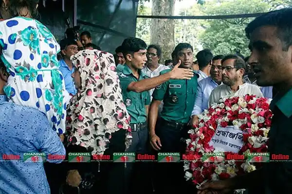 শহীদ মিনারে নায়করাজের প্রতি শ্রদ্ধা জানাচ্ছেন অনেকে. Channel i News - চ্যানেল আই নিউজ