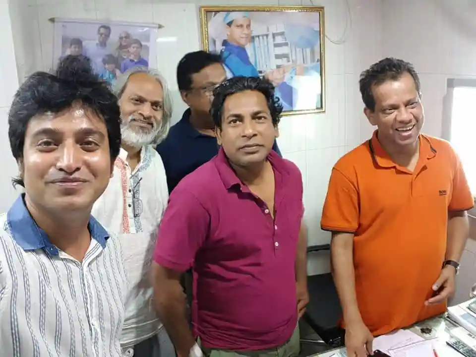 হাসপাতাল থেকে বাসায় যাওয়ার আগে সবার সঙ্গে মোশাররফ করিম