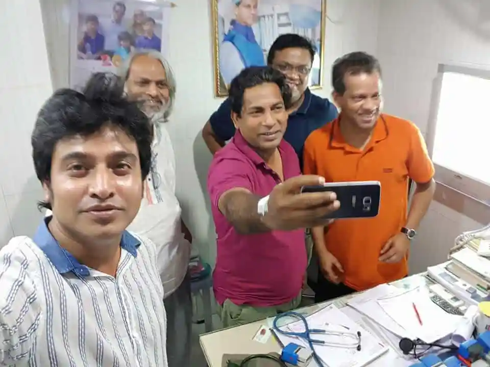 বাসায় যাওয়ার আগে আজ বুধবার রাতে হাসপাতালে সেলফি তোলেন মোশাররফ করিম