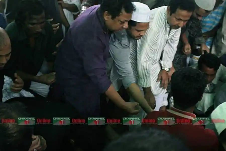 নায়করাজ রাজ্জাকের কবরে মাটি দেন তিন ভাই বাপ্পী, সম্রাট ও বাপ্পারাজ