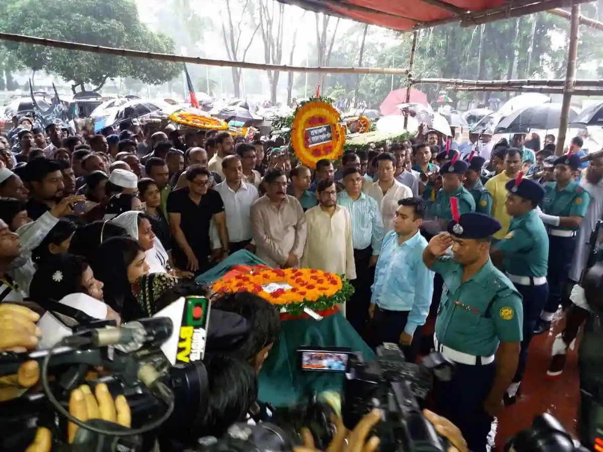 কেন্দ্রীয় শহীদ মিনারে প্রয়া আব্দুল জব্বারকে গার্ড অব অনার দেওয়া হয়