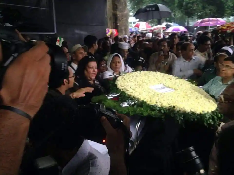 কেন্দ্রীয় শহীদ মিনারে আব্দুল জব্বারকে শ্রদ্ধা নিবেদন