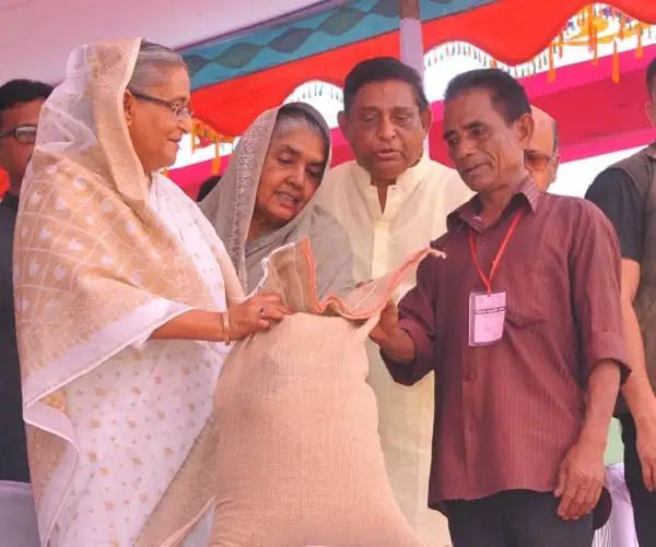 প্রধানমন্ত্রী অর্ধকোটি পরিবারের জন্য চাল বিতরণ উদ্বোধন করেন. Channel i News - চ্যানেল আই নিউজ