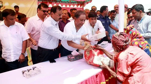 বিসিবি কর্মকর্তারা বানভাসি মানুষের জন্য ত্রাণ বিতরণ করছেন. Channel i News - চ্যানেল আই নিউজ