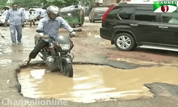 চট্টগ্রাম মহানগরীর সড়কে জলাবদ্ধতা ও খানাখন্দের ছবি. Channel i News - চ্যানেল আই নিউজ