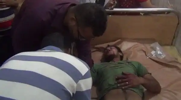 আহত ব্যক্তির পাশে থাকা চিকিৎসক ও স্বজনরা হাসপাতালে।. Channel i News - চ্যানেল আই নিউজ