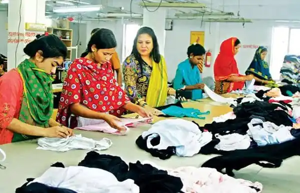 নারীরা কাপড়ের পণ্য তৈরি ও মান নিয়ন্ত্রণে কাজ করছে. Channel i News - চ্যানেল আই নিউজ