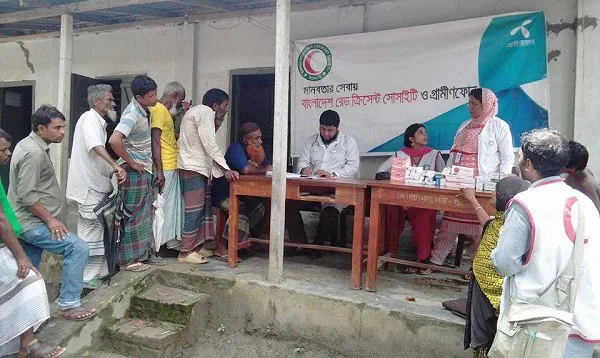 জনগণ ত্রাণ গ্রহণের জন্য রেড ক্রিসেন্টের সঙ্গে লাইনে দাঁড়িয়ে. Channel i News - চ্যানেল আই নিউজ