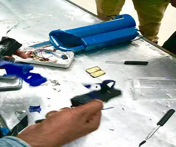 চার্জার লাইটের ভেতরে ৩৫ লাখ টাকার স্বর্ণের বার উদ্ধার. Channel i News - চ্যানেল আই নিউজ