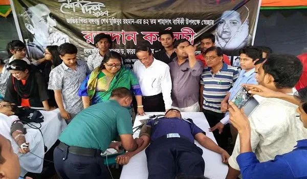 জাবি ছাত্রলীগের স্বেচ্ছায় রক্তদান কর্মসূচি, ছাত্ররা রক্ত দিচ্ছে. Channel i News - চ্যানেল আই নিউজ