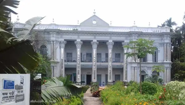 উকিল বাড়ির পরেই জজ বাড়ি, যা আগে ব্রজ নিকেতন নামে পরিচিত