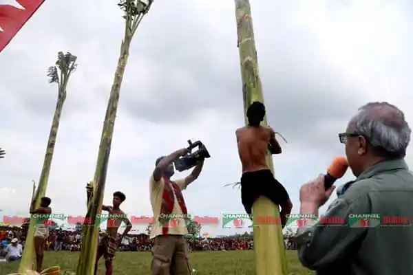 বাংলাদেশের ঈদ উৎসবে কৃষকের ধান কাটার দৃশ্য. Channel i News - চ্যানেল আই নিউজ