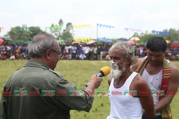 বাংলাদেশের গ্রামীণ মাঠে এক সাক্ষাৎকারে একজন সাংবাদিকের সাক্ষাৎকার নেন একজন বৃদ্ধ কৃষক।. Channel i News - চ্যানেল আই নিউজ
