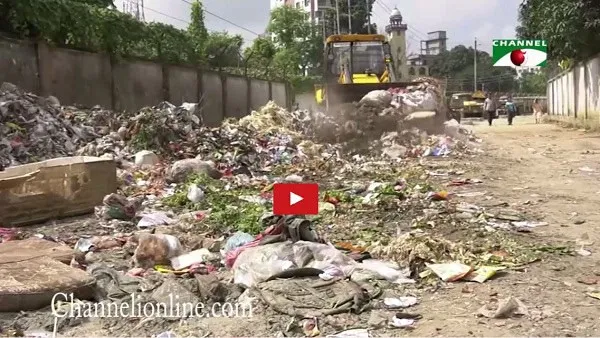 সড়কে আবর্জনা জমে থাকায় যানবাহন ও পথচারীদের দুর্ভোগ. Channel i News - চ্যানেল আই নিউজ