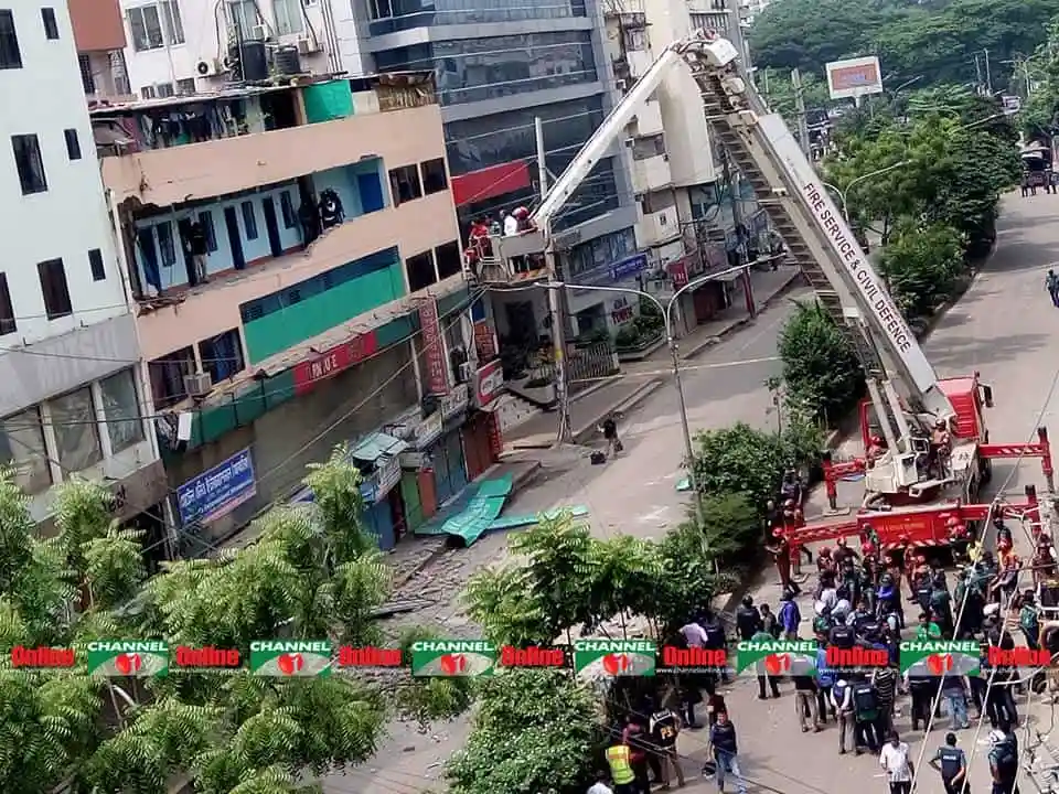 নাশকতা ঠেকাতে অপারেশন আগস্ট বাইটের কর্মীরা ভবনে পৌঁছাচ্ছে।. Channel i News - চ্যানেল আই নিউজ