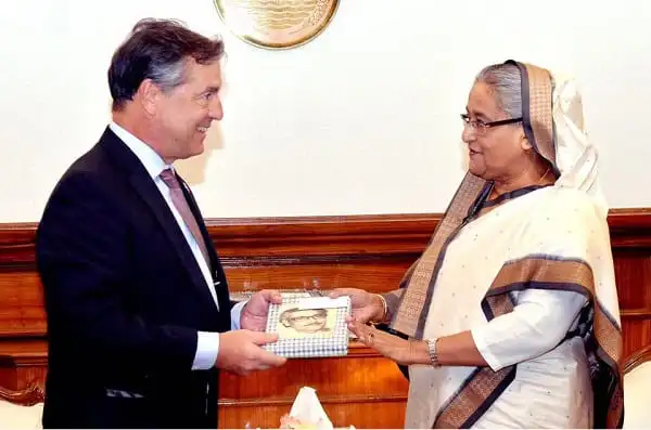 প্রধানমন্ত্রী শেখ হাসিনা ও একজন নারী কর্মকর্তার মধ্যে সাক্ষাৎ. Channel i News - চ্যানেল আই নিউজ